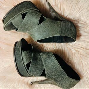 Elizabeth and James Leather Crossover Heels Sz 10